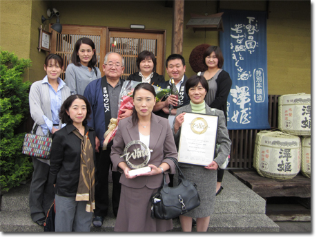 湯元温泉若女将衆が、お祝いを携えて、澤姫に馳せ参じました。