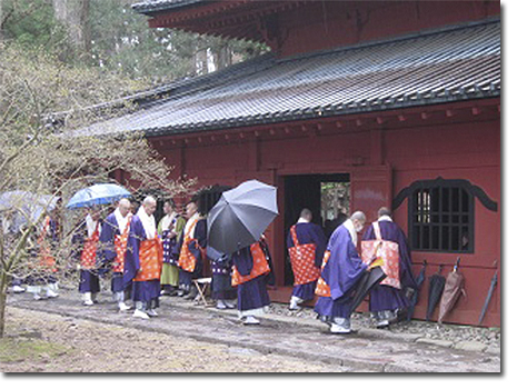 法要 あいにくの雨